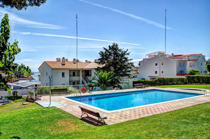 Gîte pour 2 personnes, avec piscine ainsi que jardin et terrasse à Sitges - 2