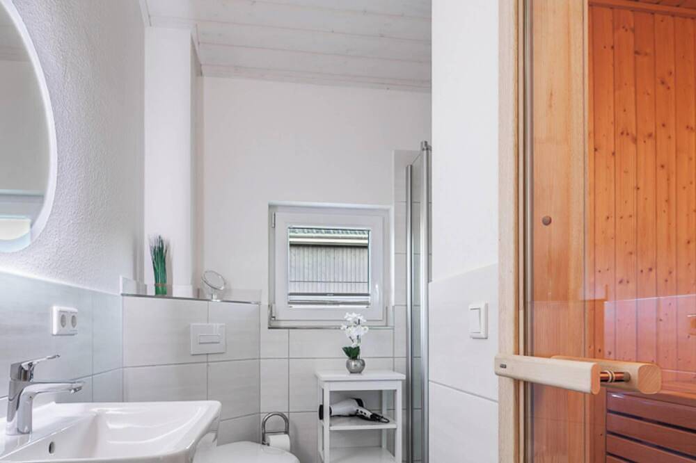 Ferienhaus mit Trampolin, Sauna & Kamin - bis zu 3 Hunde - komplett eingezäunt in Holm, Schönberg