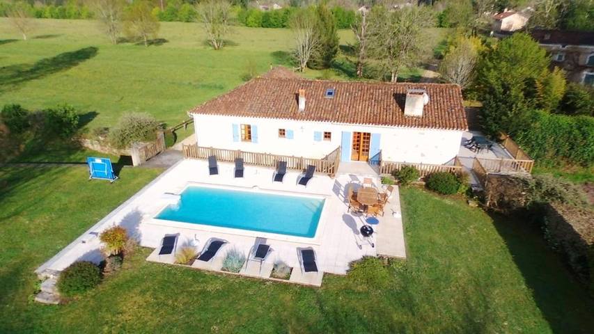 Location de vacances pour 8 personnes, avec Piscine à Saint-Pierre-de-Côle