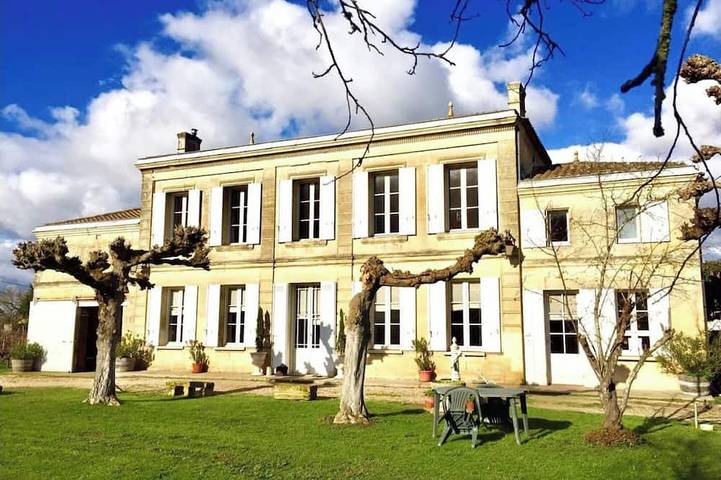 Location de vacances pour 8 personnes, avec jardin à Saint-Magne-de-Castillon