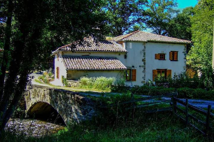 Location de vacances pour 6 personnes, avec sauna ainsi que jacuzzi et jardin à Saint-Pierre-le-Vieux (Saône-et-Loire)