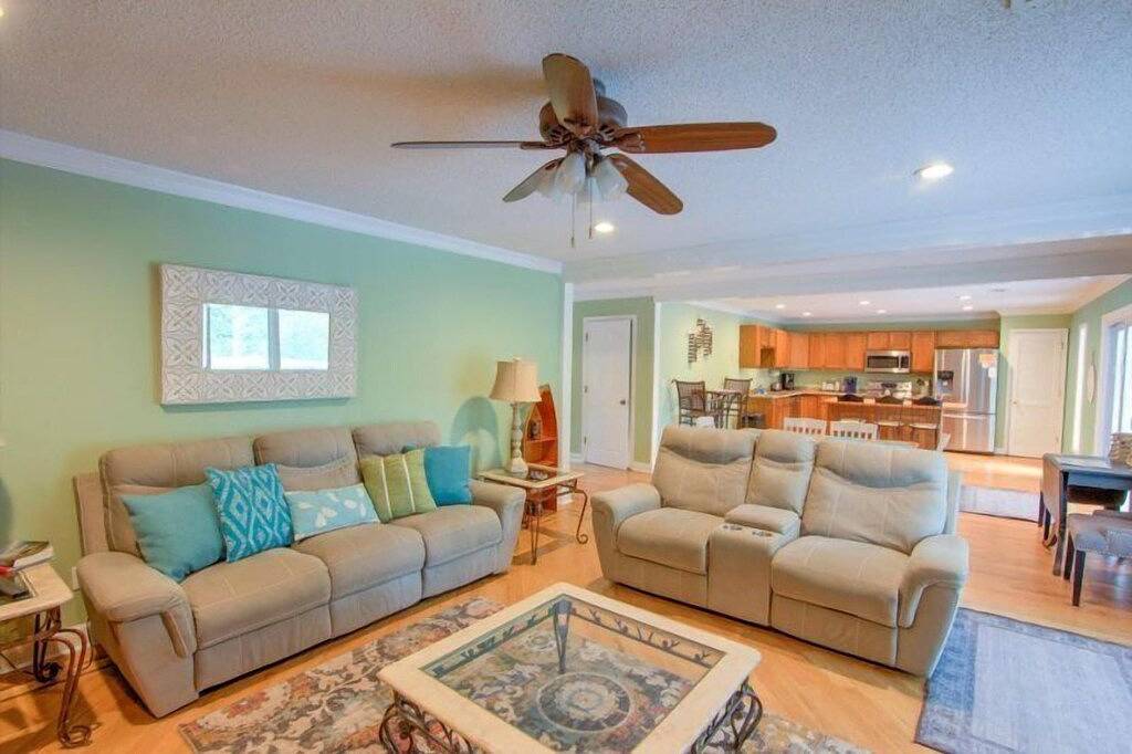 Almost There- Fire pit, dog friendly sleeps 6 in Smith Mountain Lake