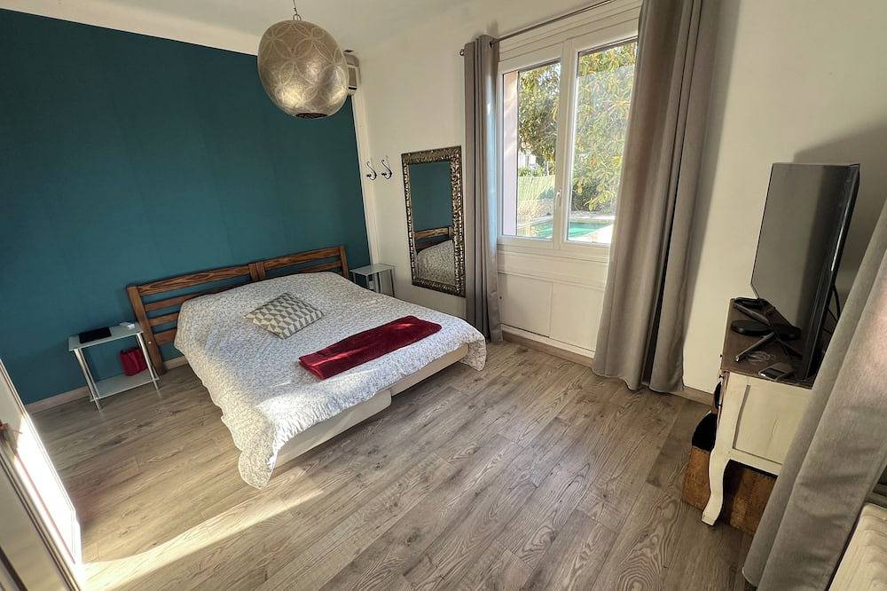 Upper villa with swimming pool and private grounds. in Le Cannet, Mediterranean Coast (France)