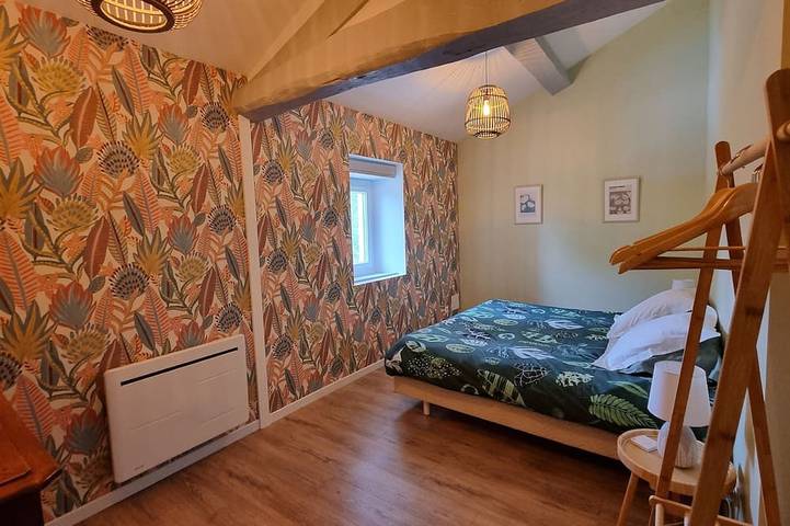 Gîte pour 9 personnes, avec terrasse et jardin dans Aigondigné - 4