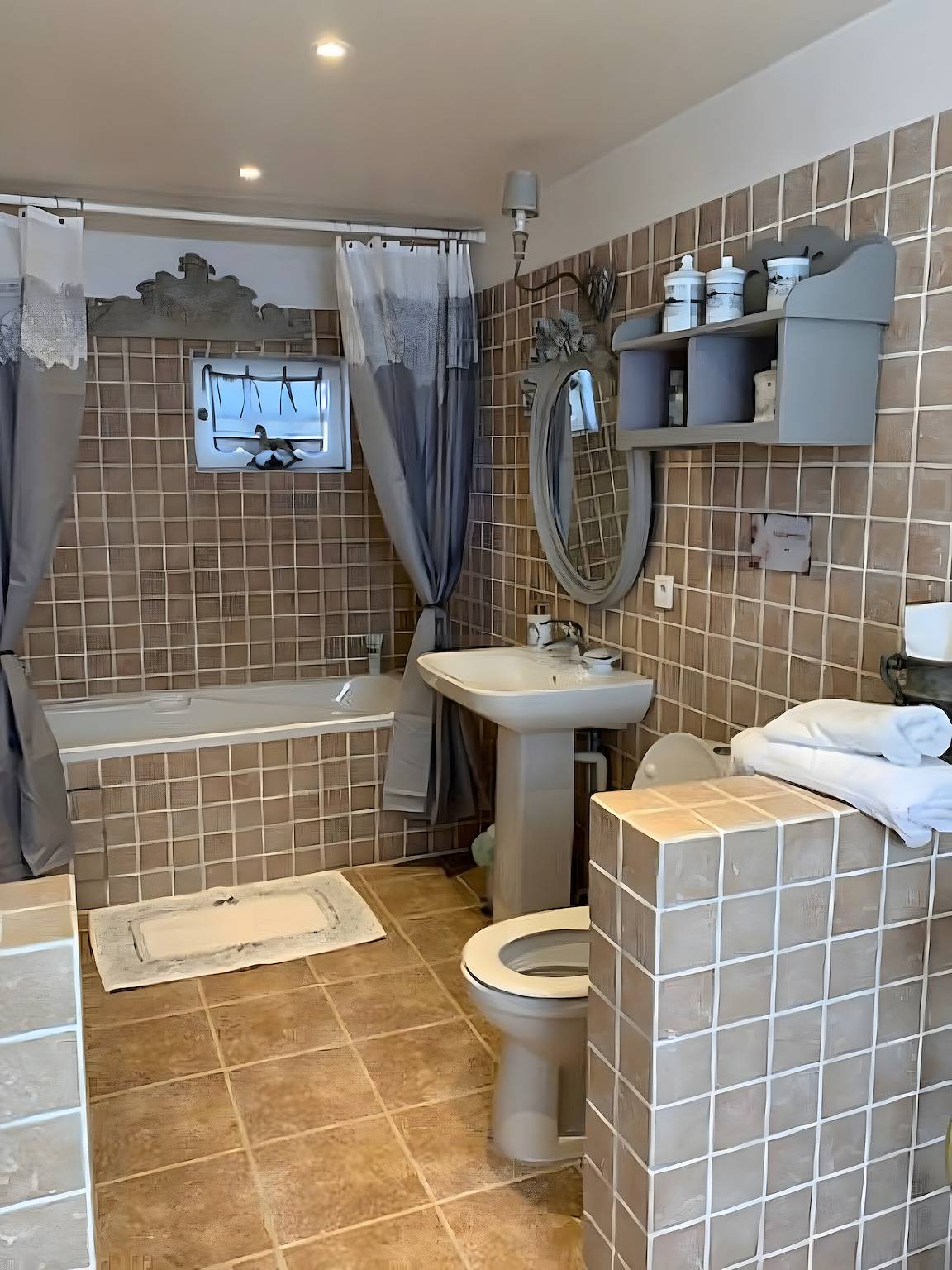 Guest House 'Marie Antoinette' with Private Pool, Private Terrace and Wi-Fi in Suzay, Les Andelys region
