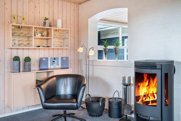 Sehr gepflegtes Aktivitäts-Sommerhaus mit Badetonne  auf einem großen hügeligen Dünengrundstück im Hjelmevej 60 in Henne, Région de Varde