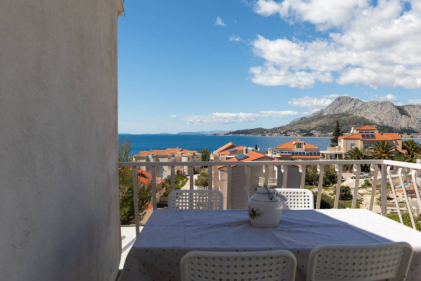 Ganze Wohnung, 1-Zimmer-Ferienwohnung mit Terrasse und Meerblick Nemira, Omis A-2828-b in Omiš (Kroatische Adria), Omis