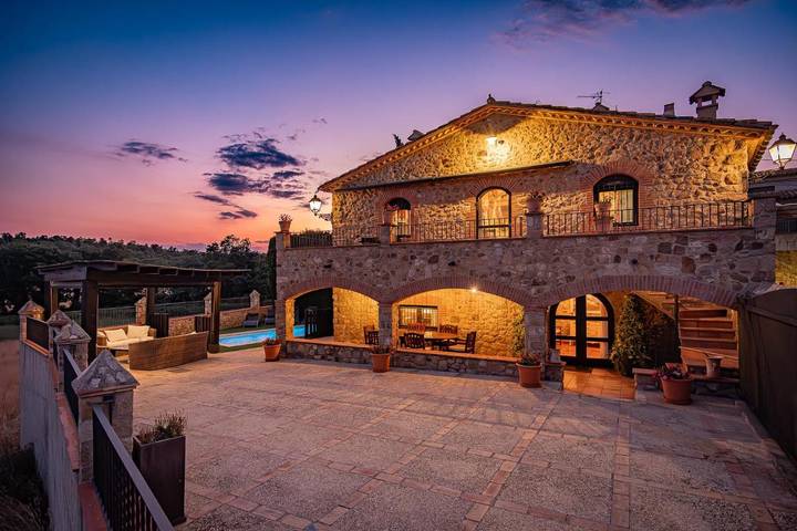 Casa rural para 7 personas, con vistas además de jardín y piscina en Capmany