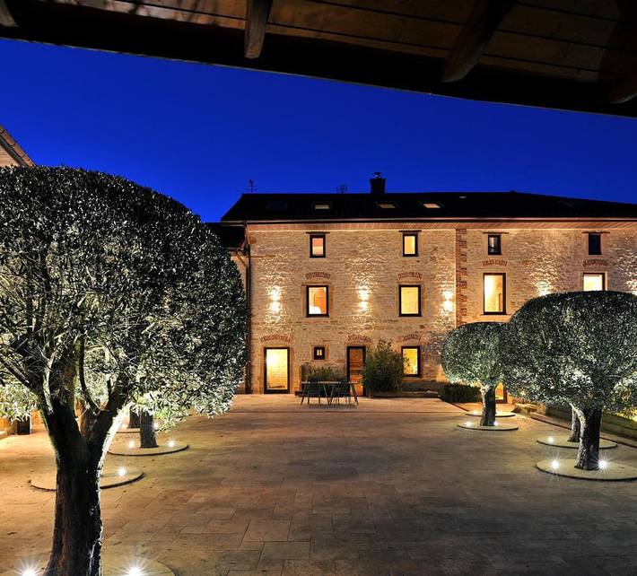 Location de vacances pour 2 personnes, avec vue ainsi que piscine et jardin dans Rhône - 2