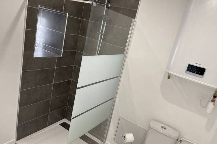 Location de vacances pour 2 personnes, avec jacuzzi ainsi que terrasse et jardin à Camlez - 4