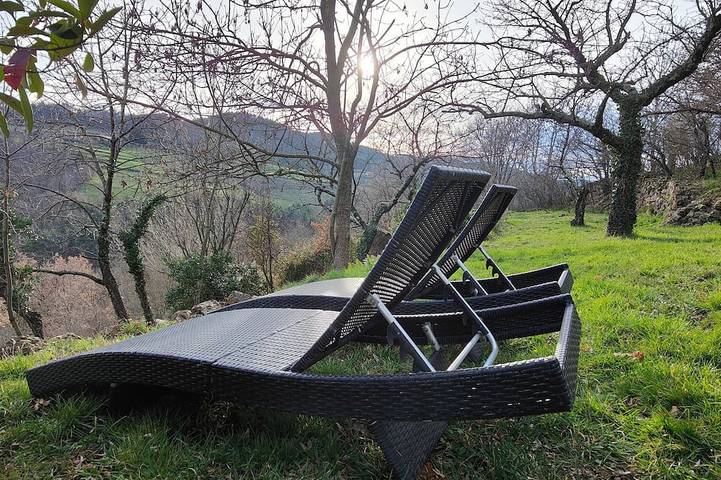 Gîte pour 2 personnes, avec jardin et terrasse à Empurany