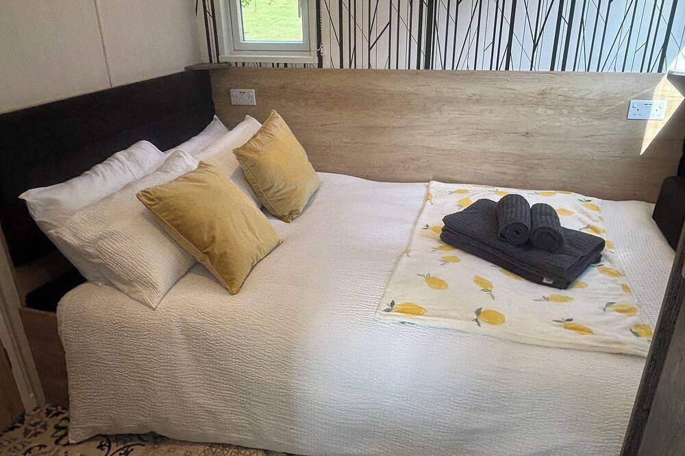 Petite Retreat - Lovely Pod with Hot Tub in Narberth, Pembrokeshire