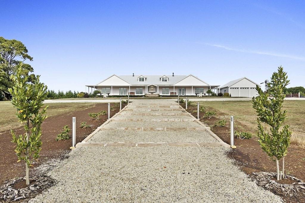 Mesmerising Holiday House with lake views! in Lyonville, Hepburn Shire