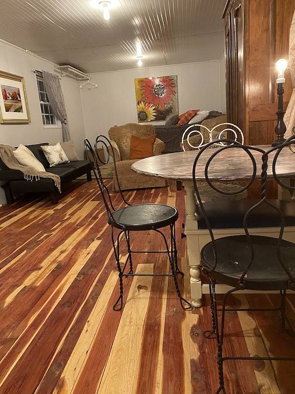 Country Cottage on the farm, peaceful, stars and fireflies! Sleeps 4! in Kentucky