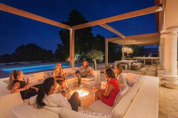 Ferienhaus für 33 Personen, mit Whirlpool und Garten sowie Pool und Sauna