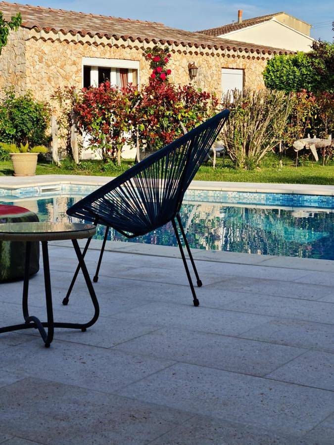 Location de vacances pour 2 personnes, avec piscine et jardin à Mazan