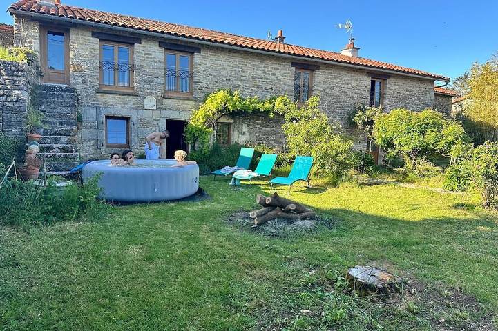 Cottage pour 13 personnes, avec jardin et jacuzzi dans Pliboux