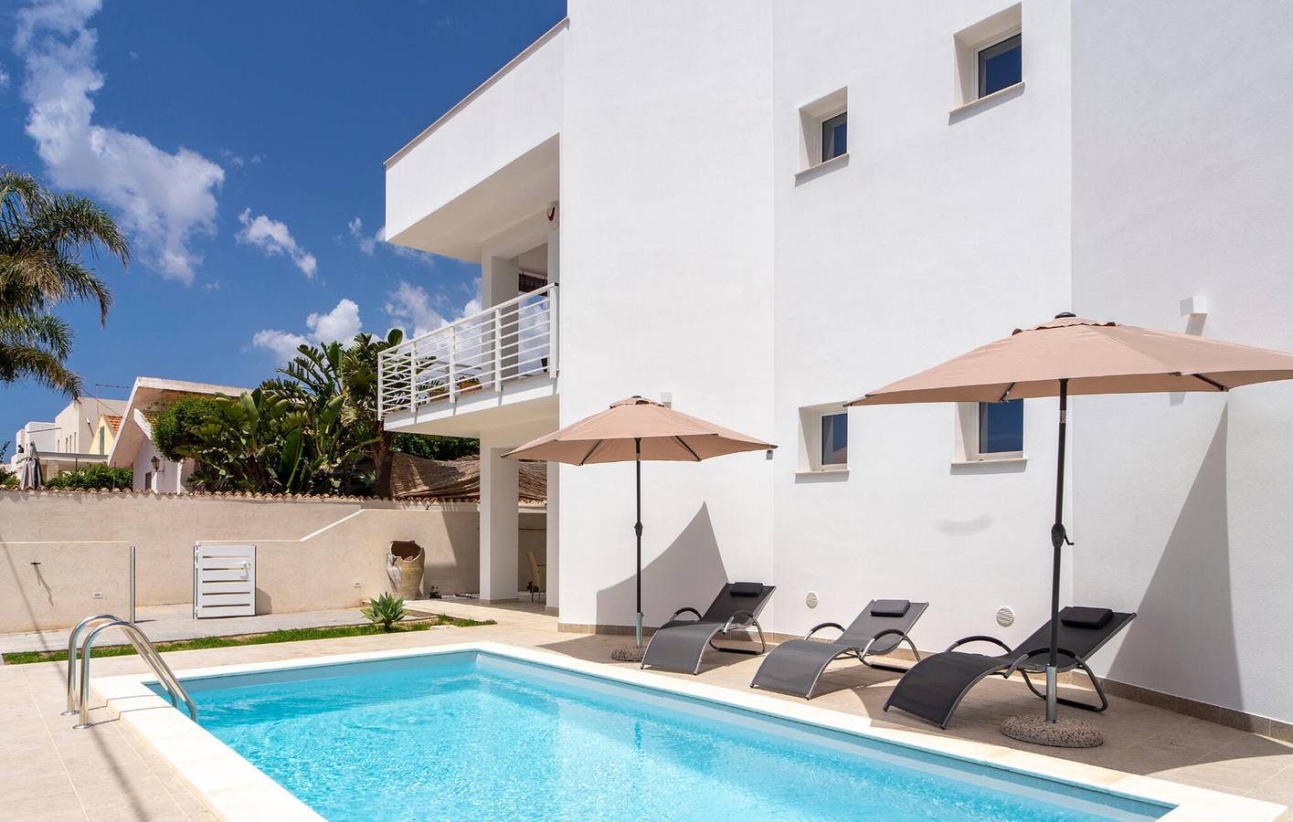 Ganze Ferienwohnung, Strandresort mit Pool, WLAN und Klimaanlage, 1,5 km vom Agua Beach Resort entfernt in Marzamemi, Noto und Umgebung