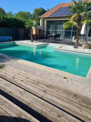 Cottage pour 6 personnes, avec jacuzzi et terrasse ainsi que piscine et jardin à Trévoux