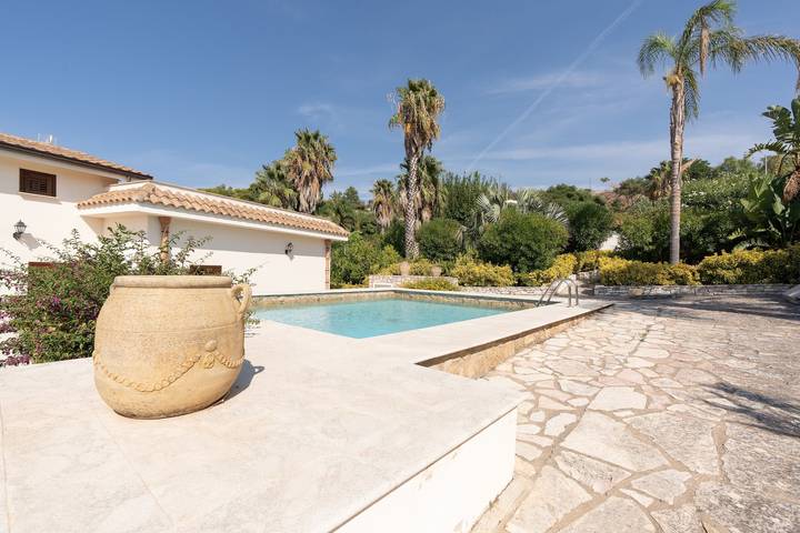 Villa 'Zagara' con piscina, giardino, terrazza e Wi-Fi in Partinico, Provincia di Palermo