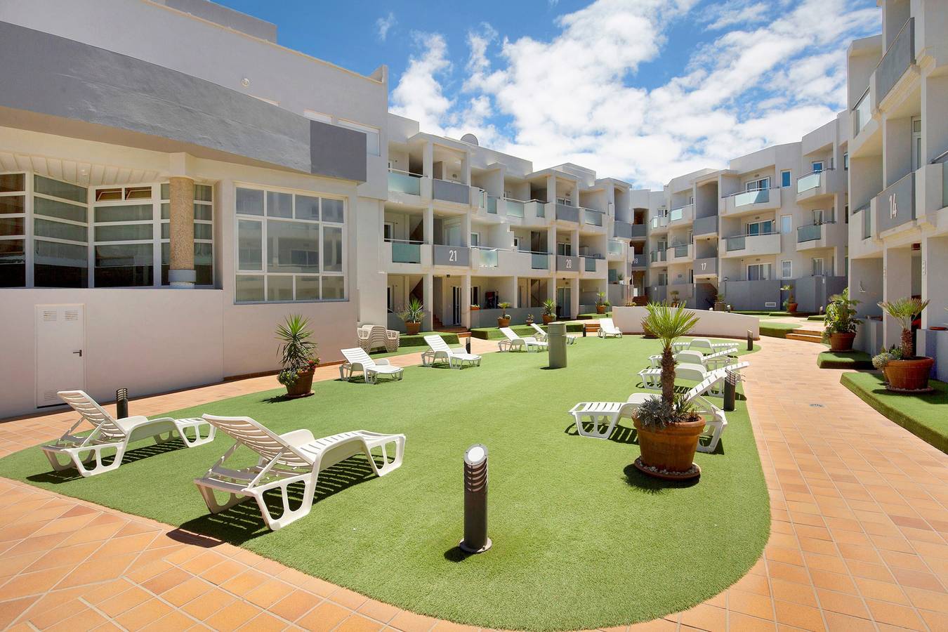 Gehele studio, Studio Appartement "Garden 128" met Gedeeld Zwembad, Privé Terras & Wi-Fi in Corralejo, La Oliva