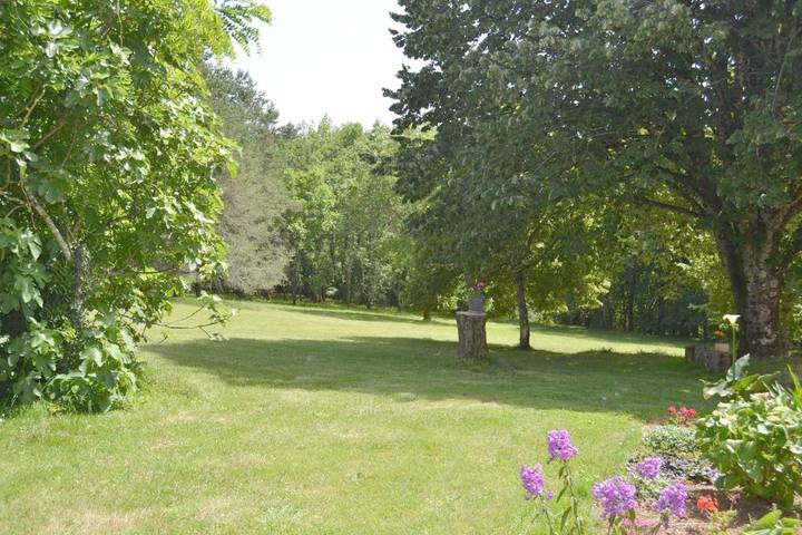 Location de vacances pour 4 personnes, avec vue et jardin à Saint-Léon-sur-Vézère - 4
