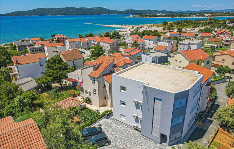 Ferienwohnung für 4 Personen, mit Terrasse und Garten in Sibenik - 2