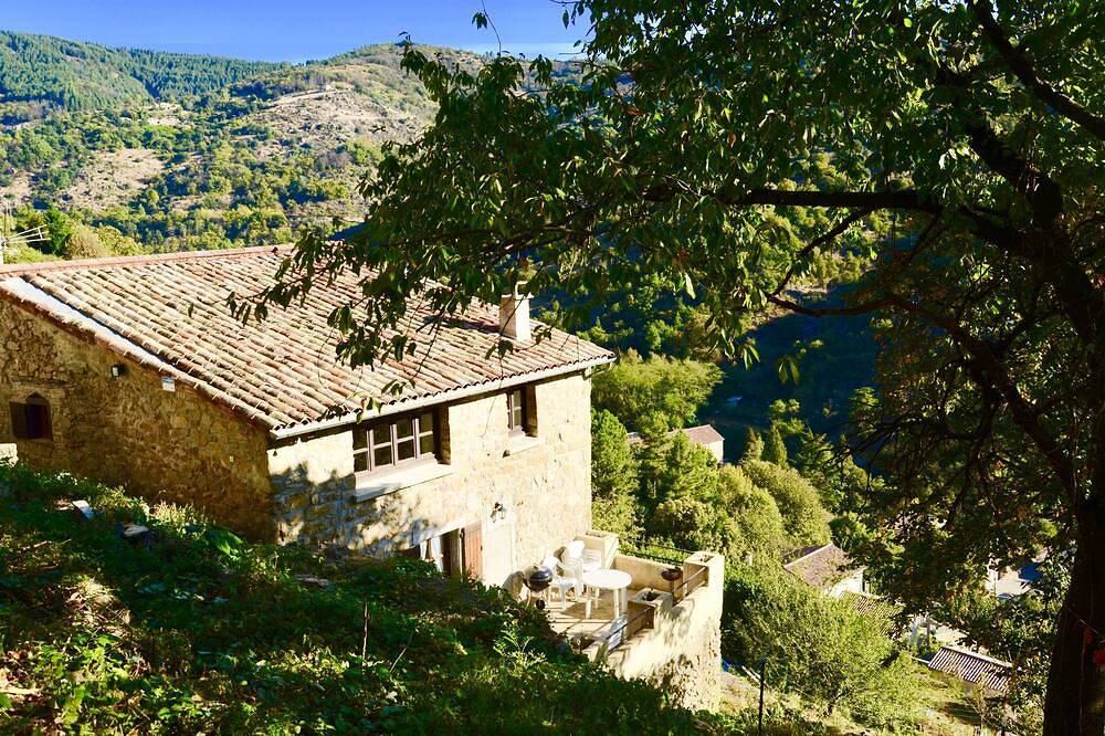 Comfortable house with breathtaking views over the valley. in Asperjoc, Parc naturel régional des Monts d'Ardèche