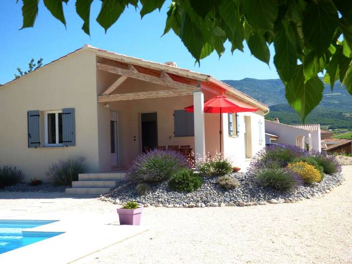 Location de vacances pour 6 personnes, avec Terrasse et Jardin ainsi que Piscine et Vue à Sainte-Jalle