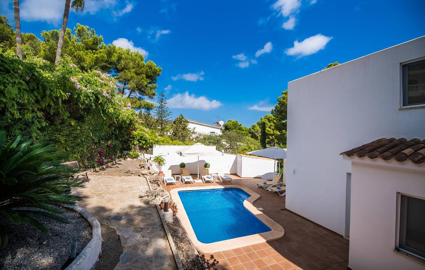 Seaside Terrace Apartment with Pool & BBQ, 500m to Cala de n´Aladern in Cala Provençal, Capdepera