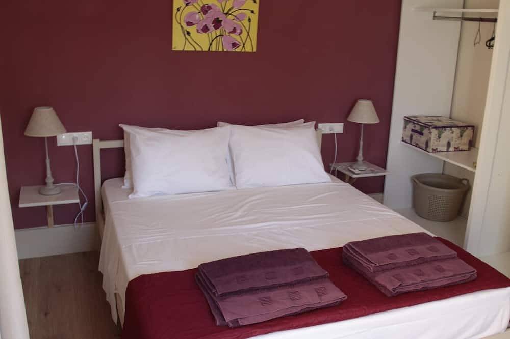 Entire apartment, Tudors Garden Villa Rhodes.Garden apart Beach & Old Town 8 mins walk, Sea view in Rhodos City, Rhodes