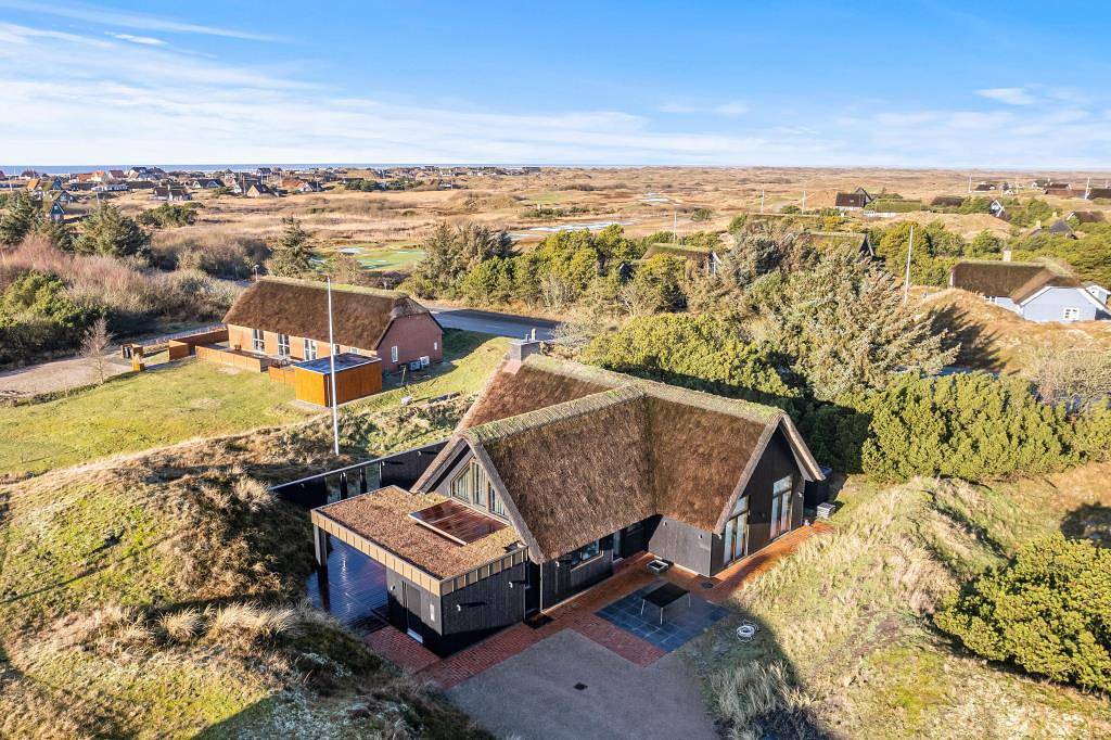 Luxury thatched holiday home with sauna for 7 people and dog - 500 metres to beach in Nordby, Fanø