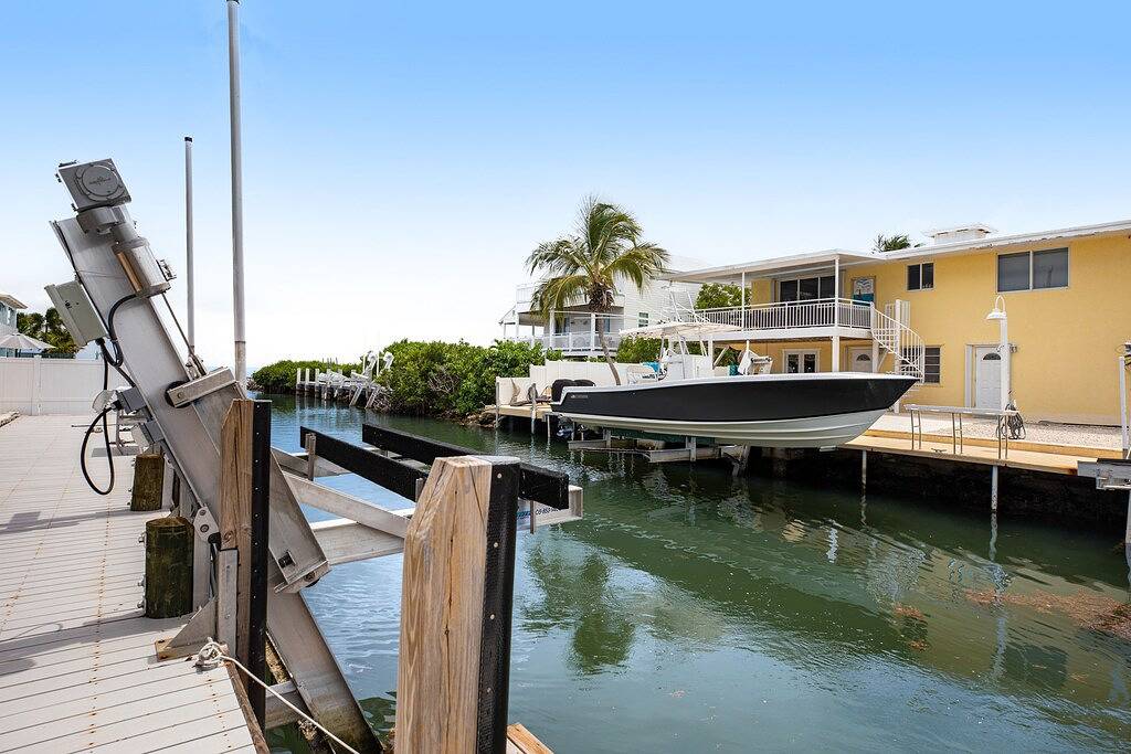 Waterfront escape with dock, furnished deck & patio, grill & central Ac in Marathon, Monroe County