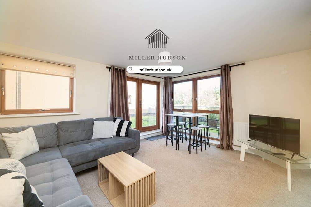 Ganze Wohnung, 2 bed flat with parking in Crawley, West Sussex