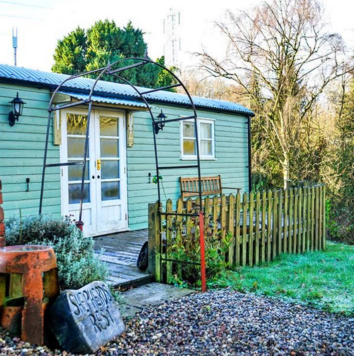 Glamping for 2 people, with pets in Shropshire