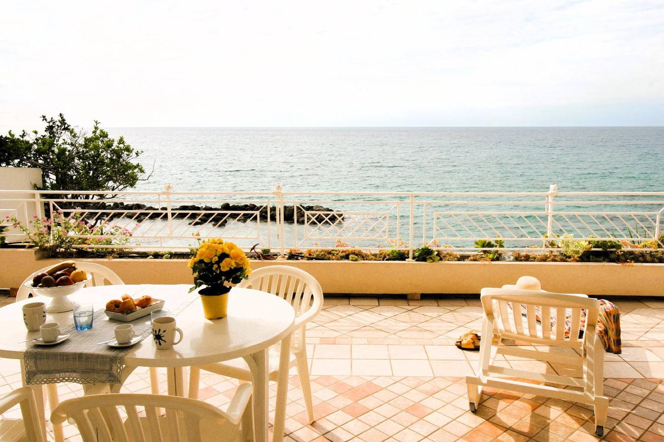 Ganze Ferienwohnung, Villa Laura liegt direkt am Meer mit direktem und privatem Zugang zum Strand in Pizzo, Vibo Valentia Provinz