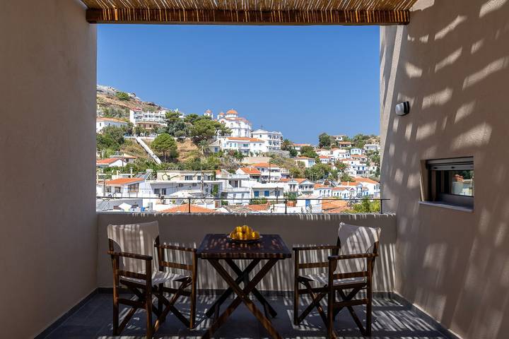 Ferienwohnung für 7 Personen, mit Balkon und Terrasse in Ikaria