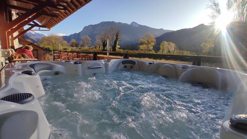 Hôtel pour 2 personnes, avec Jacuzzi et Terrasse ainsi que Sauna et Vue à Bedous