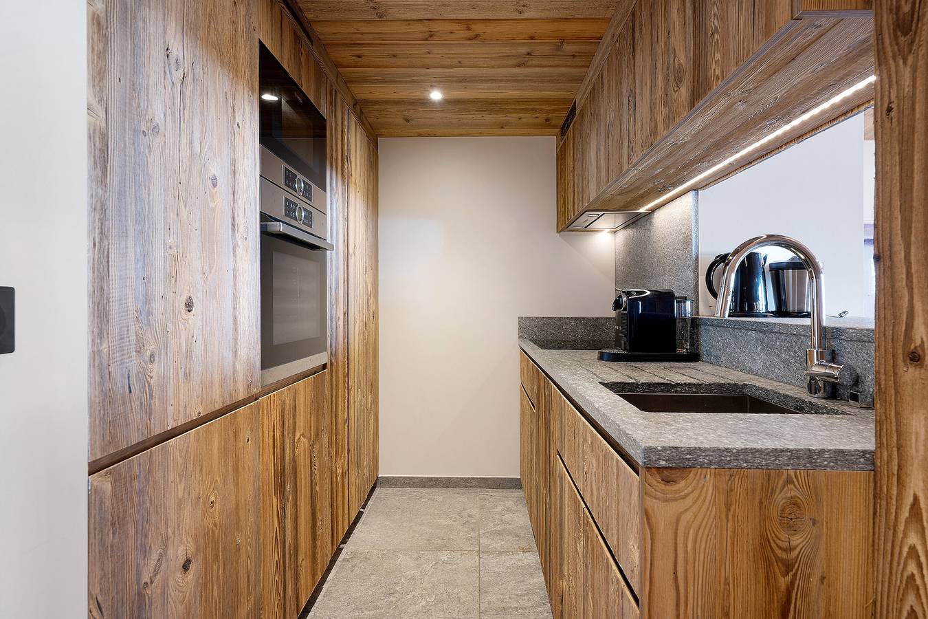 Entire apartment, Tignes Le Lac – Ski-In/Ski-Out Duplex with Chalet Ambience in Tignes, Vanoise National Park