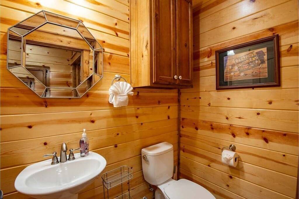 This cabin is a 2 bedroom(s), 2.5 bathrooms, located in Broken Bow, Ok. in Broken Bow, Broken Bow Lake