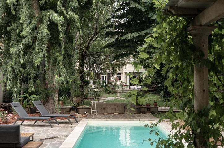 Chambre d’hôte pour 6 personnes, avec Balcon et Terrasse ainsi que Jardin et Piscine