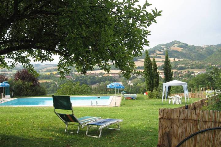Apartamento entero, Lovely panorama, pool and valley view, equipped with kitchenette. in Cagli, Valle del Metauro