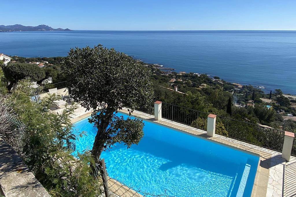 Villa mit Pool und Panoramablick auf das Meer in Les Issambres in Roquebrune-sur-Argens, Draguignan Region