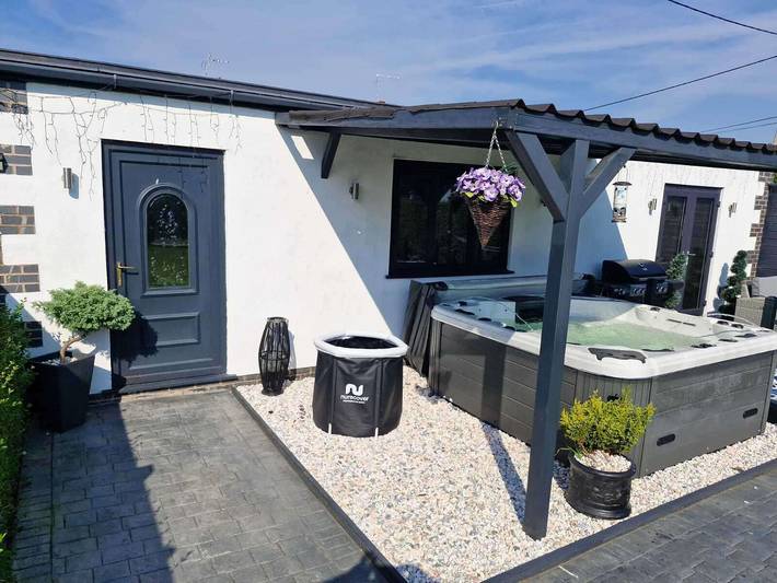 Holiday rental for 6 people, with hot tub and garden, child-friendly in Flintshire