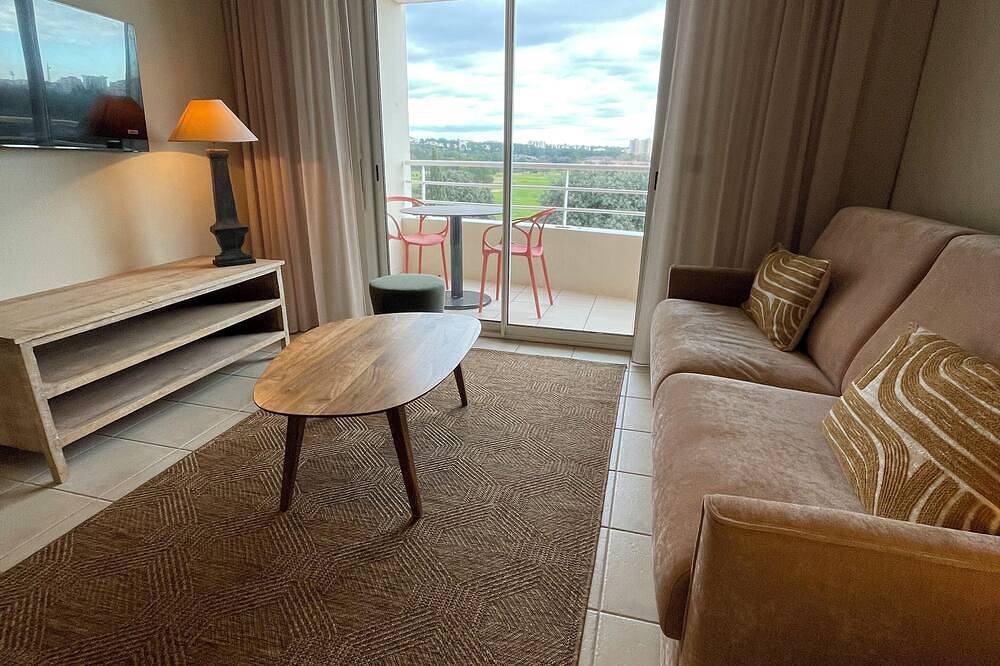 Entire apartment, Aparthotel (2 to 4 people) Golf side, with view of the greens in Juvignac, Côte d'Améthyste