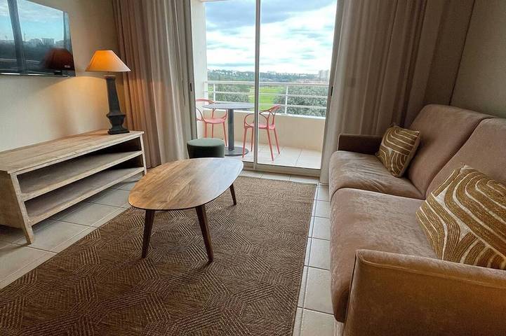 Apartamento entero, Aparthotel (2 to 4 people) Golf side, with view of the greens in Juvignac, Costa mediterránea (Francia)
