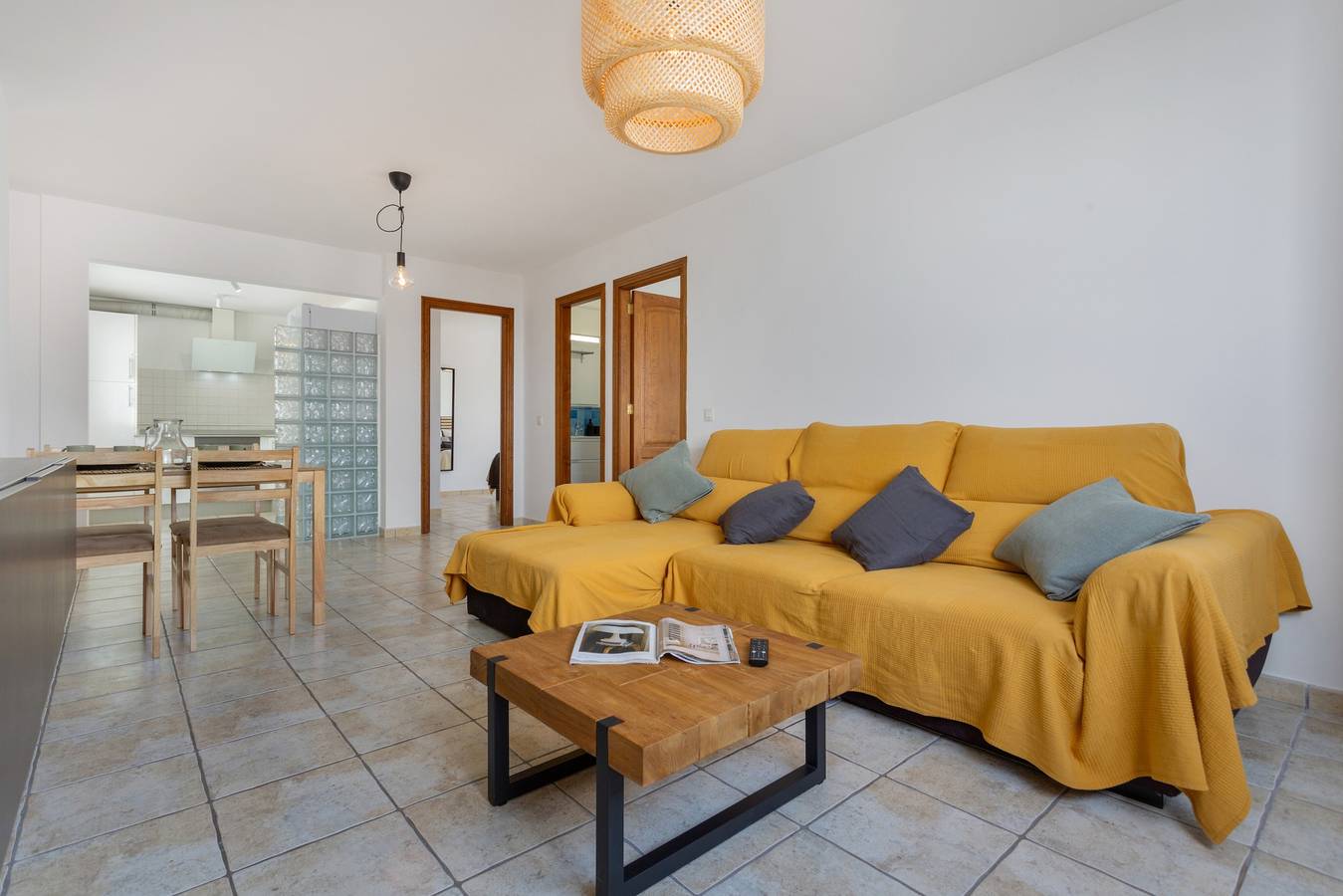 Entire apartment, Vacation 'El Pico' with Wi-Fi in La Santa, Tinajo