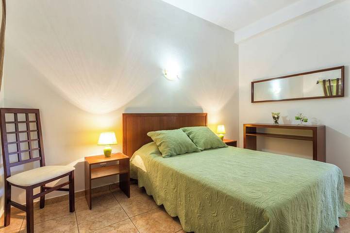 Location de vacances pour 6 personnes, avec jardin ainsi que piscine et terrasse dans Estoi - 3