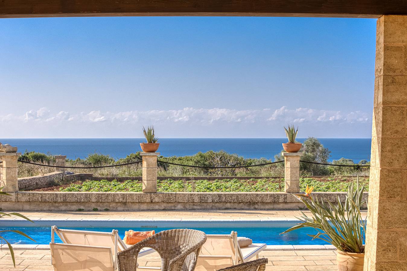 2km vom Sandstrand: Pool-Ferienhaus mit Meerblick in Salve, Golf von Tarent