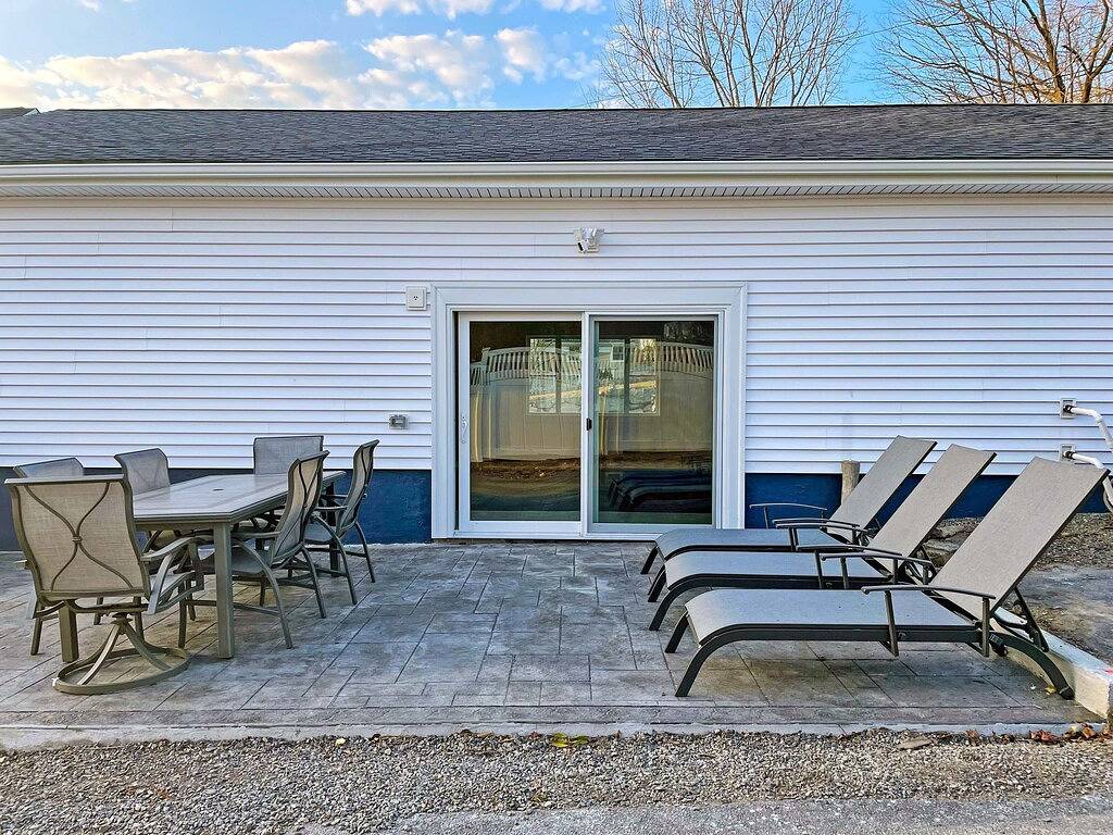 Gorgeous Mystic Vacation Home with Indoor Pool. 4 min walk to drawbridge in Mystic, Connecticut